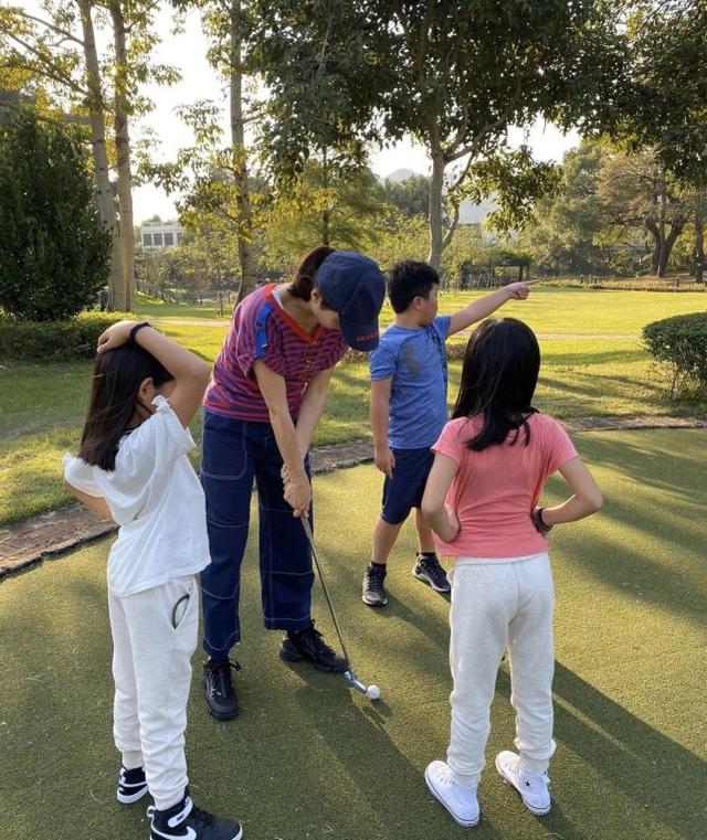 49歲黎姿內心不老，日常闊太太生活依舊精彩，為好友當模特狀態佳 娛樂八卦吃瓜 第6张