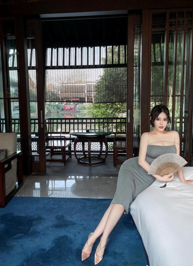 中戲學霸辣妹告訴你，微胖才是女神，細腰桃臀，豐腴性感不在話下 街拍正妹 第4张