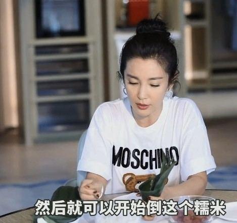 大花李冰冰罕見營業，拍小視頻展示廚藝，扎丸子頭年輕了不止10歲 娛樂八卦吃瓜 第1张