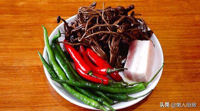 茶樹菇搭配五花肉，炒了一盤下飯菜，一上桌就被家人搶光了 熱愛美食 第1张