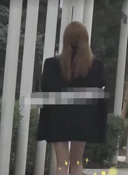 王菲女兒李嫣出街，穿超短褲身披黑色西裝，一頭黃發成熟不像14歲 娛樂八卦吃瓜 第5张