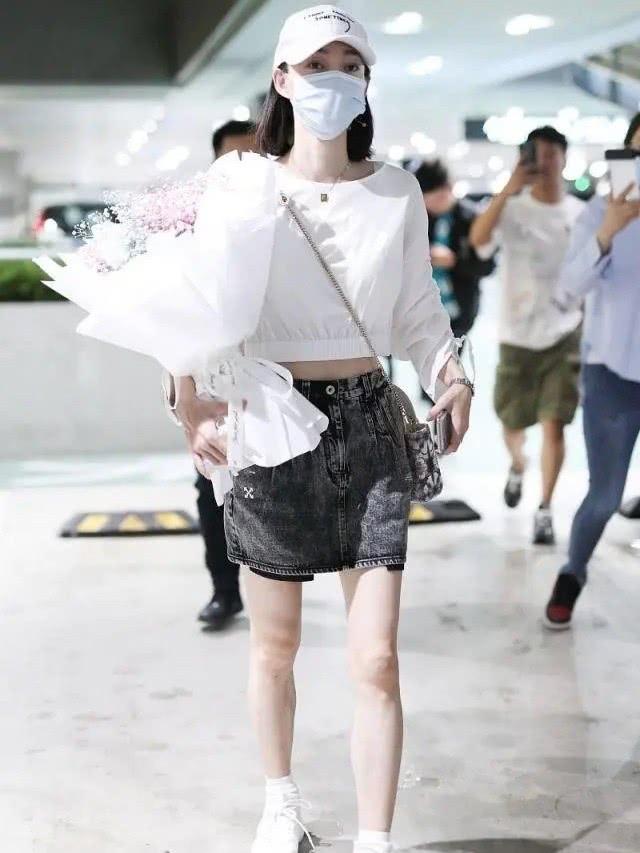 王麗坤穿著簡約大方，白色T恤搭配藍色闊腿褲，私服穿搭太顯氣質 娛樂八卦吃瓜 第5张