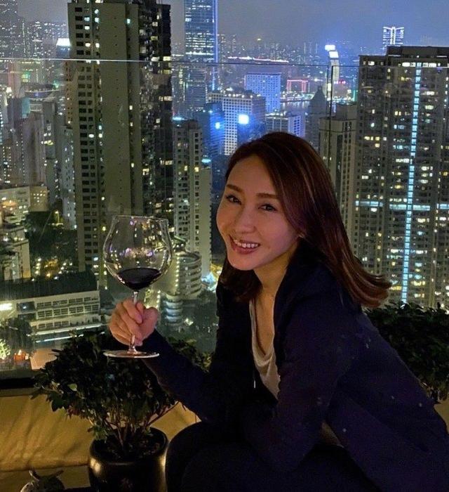 黎姿曬近照太瀟灑！和好友深夜聚會看夜景喝紅酒，貴婦生活真愜意 娛樂八卦吃瓜 第1张