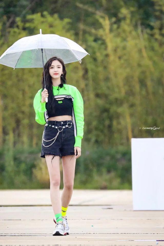 夏天露腿怎麼穿？吳宣儀示範個性少女感搭配，人群中讓你獨占C位 娛樂八卦吃瓜 第2张
