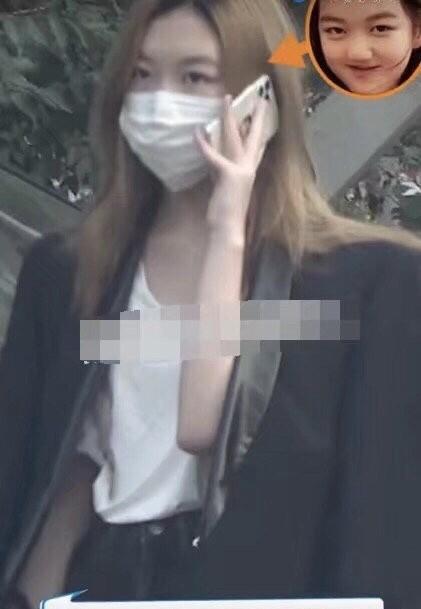 王菲女兒李嫣出街，穿超短褲身披黑色西裝，一頭黃發成熟不像14歲 娛樂八卦吃瓜 第2张