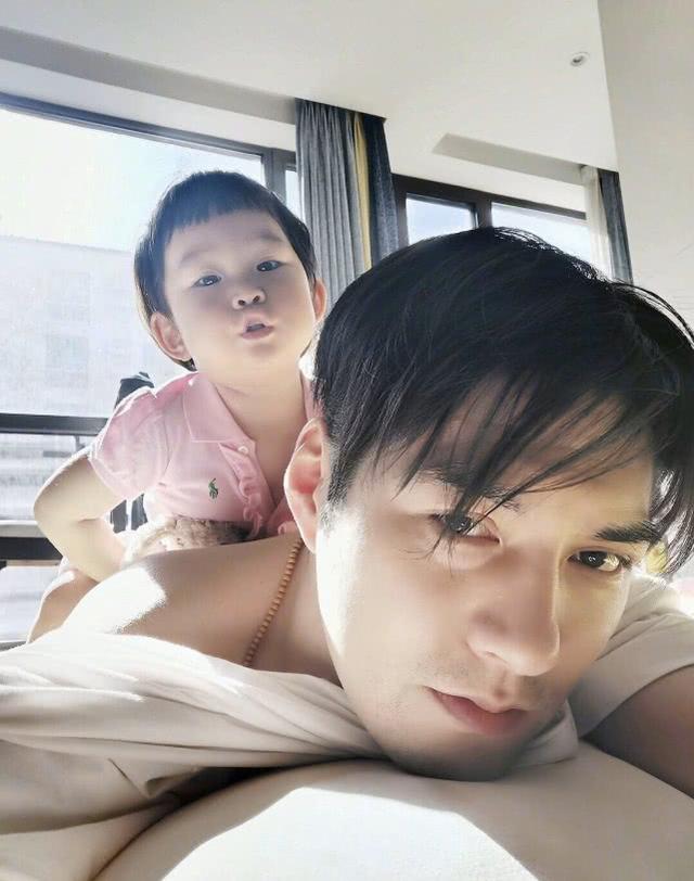 杜若溪曬全家合影，女兒肉肉遺傳爸爸精緻美貌，大眼睛可愛十足 娛樂八卦吃瓜 第8张