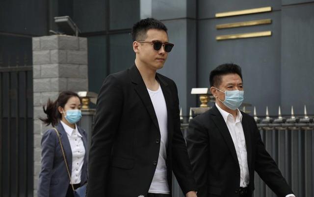 高雲翔出庭照曝光，穿西裝牛仔褲自信十足，不拍戲身材卻保持完美 娛樂八卦吃瓜 第1张
