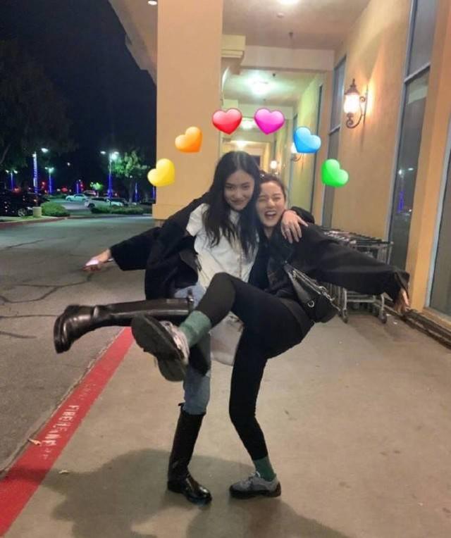 宋祖兒林允一同亮相機場，穿長款上衣大秀長腿，時髦靚麗吸睛十足 娛樂八卦吃瓜 第4张