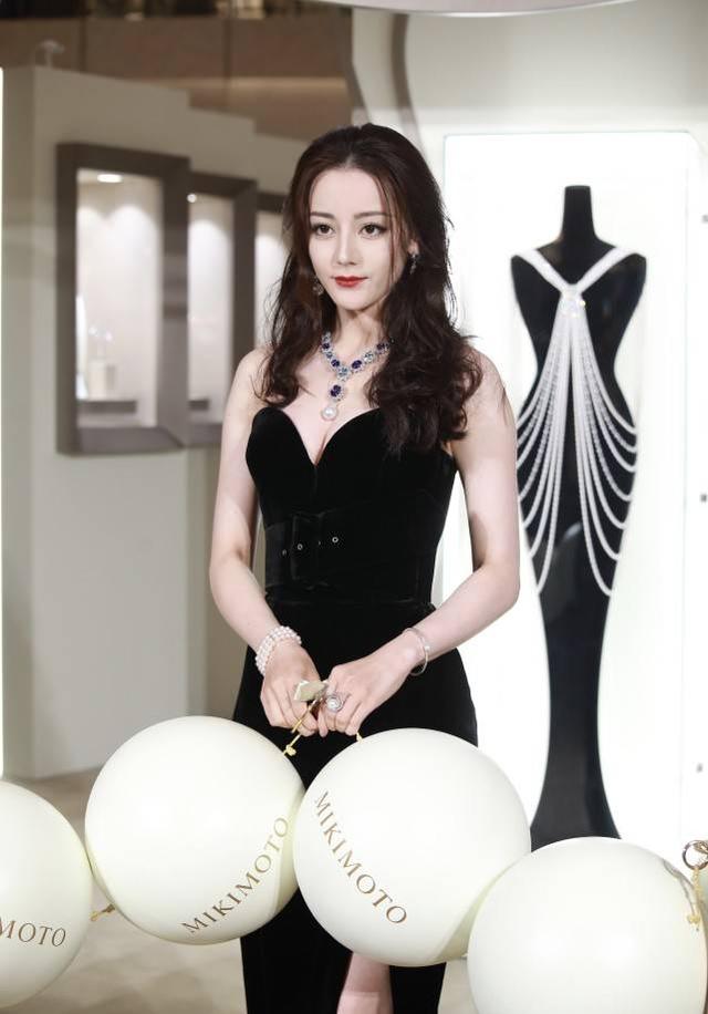 迪麗熱巴生圖太驚艷！五官大氣顏值高，穿黑色長裙身材婀娜迷人 娛樂八卦吃瓜 第3张