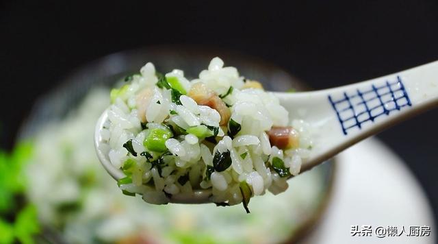 原來飯店菜飯這麼好吃，是這樣做的，青菜綠油油，一點都不黃 熱愛美食 第18张