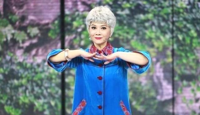 一年痛失兩位至親，從萬人捧到萬人踩，春晚常青樹蔡明現狀堪憂？ 娛樂八卦吃瓜 第9张