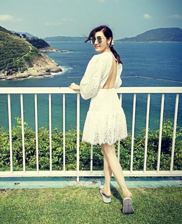 李嘉欣身材似少女，51歲了，還在練瑜伽，怪不得身材那麼好 街拍正妹 第5张