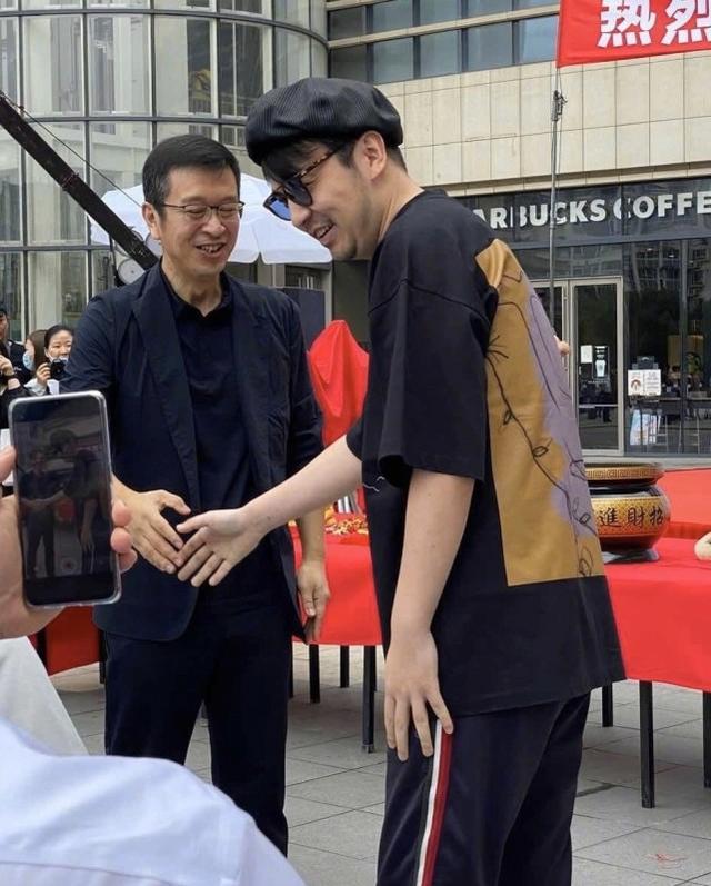 袁泉哪有43歲？穿寬松衛衣配牛仔褲參加活動，和張藝興像同齡人 娛樂八卦吃瓜 第8张