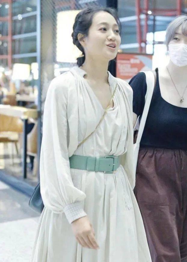 朱丹精緻打扮現身機場，淡綠色裙子扎小辮太少女，臉部憔悴卻減分 娛樂八卦吃瓜 第2张
