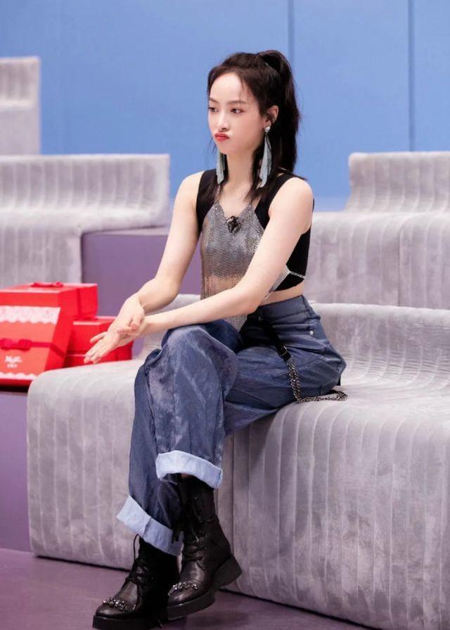 宋茜舞台造型太颯！「肚兜吊帶」亮閃閃，吸睛十足仿佛「美人魚」 娛樂八卦吃瓜 第3张