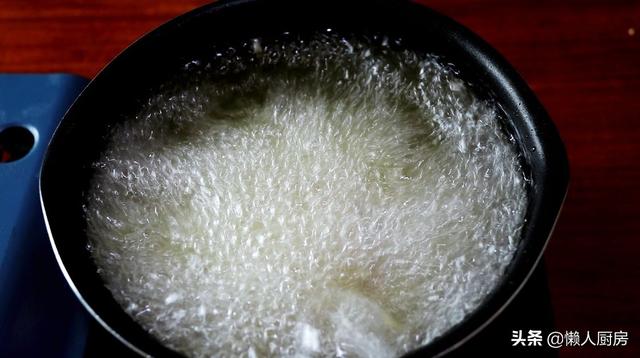 洋蔥別當配菜，我家都這麼吃，鍋里油燒熱，扔進一整顆洋蔥 熱愛美食 第23张