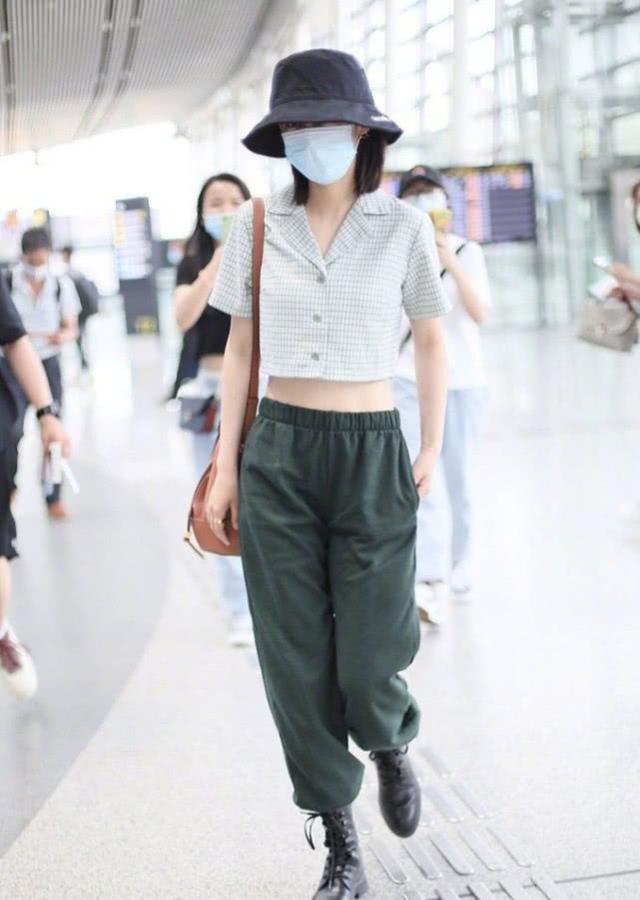 李沁社交平台曬美照！白色泡泡袖搭配高腰牛仔褲，氣質清新又素雅 娛樂八卦吃瓜 第9张