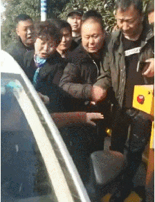 網戀奔現的大型翻車現場，大夥笑瘋了！網友：我找個對象容易嗎？ 搞笑整蠱 第21张