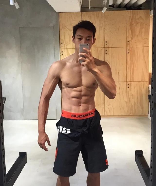 「肌肉奶爸」秀身材，大胸肌、麒麟臂，這樣的奶爸夠型男 健身減肥達人 第7张
