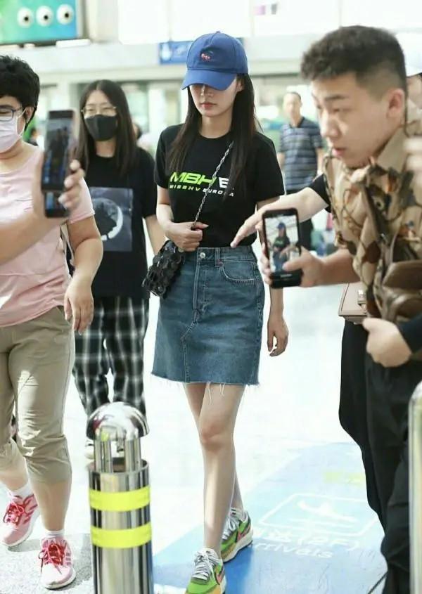 29歲李沁穿搭太吸睛！既能成熟性感也能俏皮活潑，每一套都美翻了 娛樂八卦吃瓜 第5张