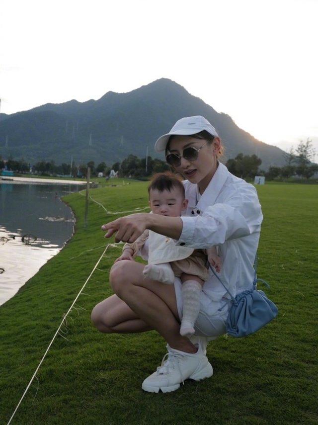 何雯娜曬娃近照，女兒小小一隻神似爸爸梁超，當媽後何雯娜更會美 娛樂八卦吃瓜 第4张