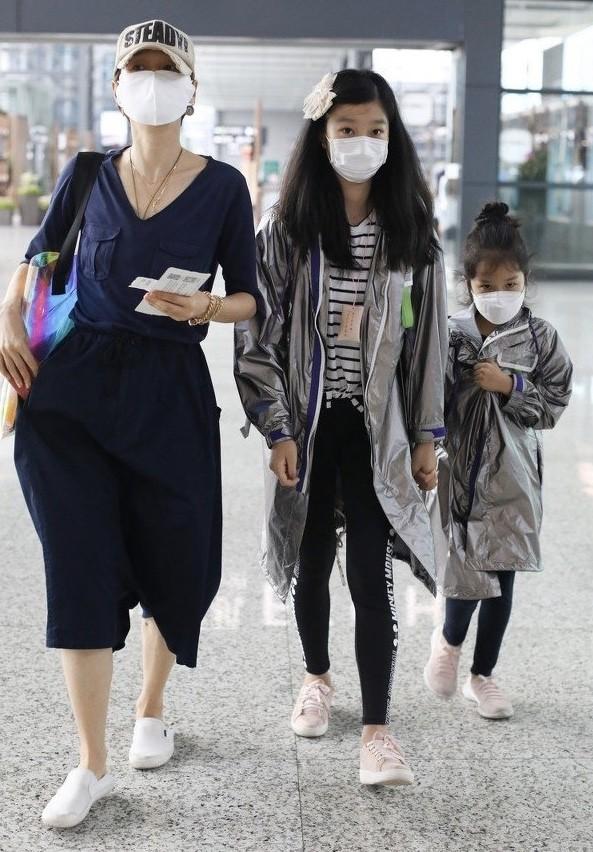 馬伊琍帶女兒旅行，和女兒相處像朋友，倆女兒戴口罩能看出顏值高 娛樂八卦吃瓜 第8张