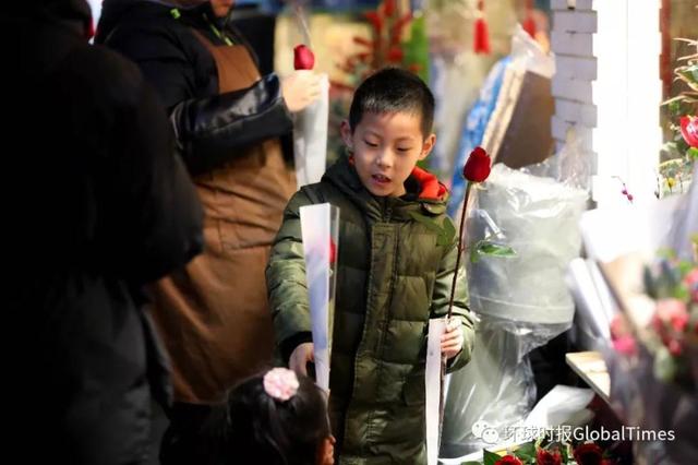 情人节要送什么礼物明天情人节怕啥？单身汪们，咱戳进来“云收花”！