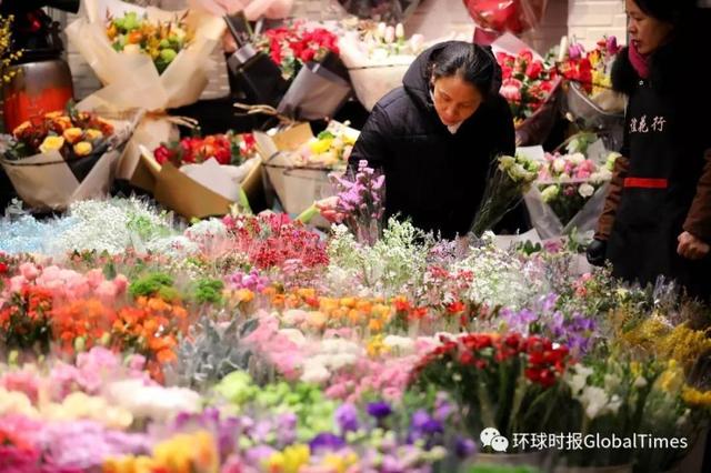情人节要送什么礼物明天情人节怕啥？单身汪们，咱戳进来“云收花”！