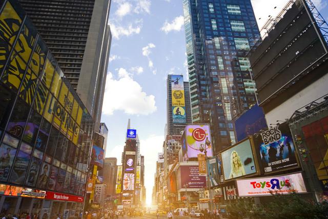 身披华裳的社交电商：微商与新零售的矛盾体