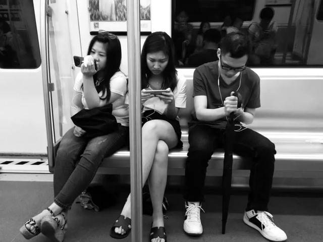 陌生人社交要凉？“探探”因传播淫秽色情被下架，陌陌股价5天跌去20%