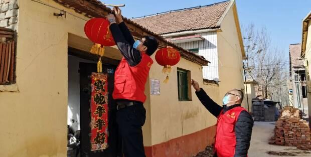 潍坊高密市：泪目！耄耋老人与志愿者的这一跪…… 全球新闻风头榜 第5张