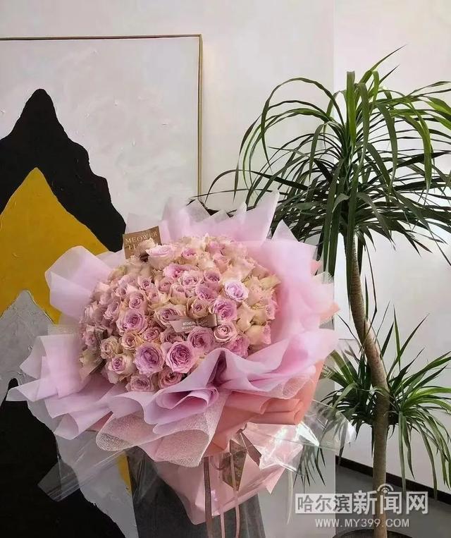 情人节送什么礼物给情人三八节鲜花价格“水涨船高”丨20枝玫瑰花束售价400元