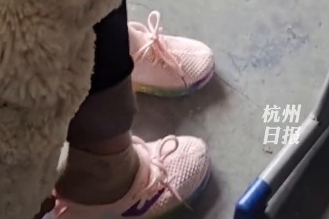 老师心疼女孩4月还穿棉鞋，用奖励优秀的方式送了女孩一双鞋 情人节送女朋友