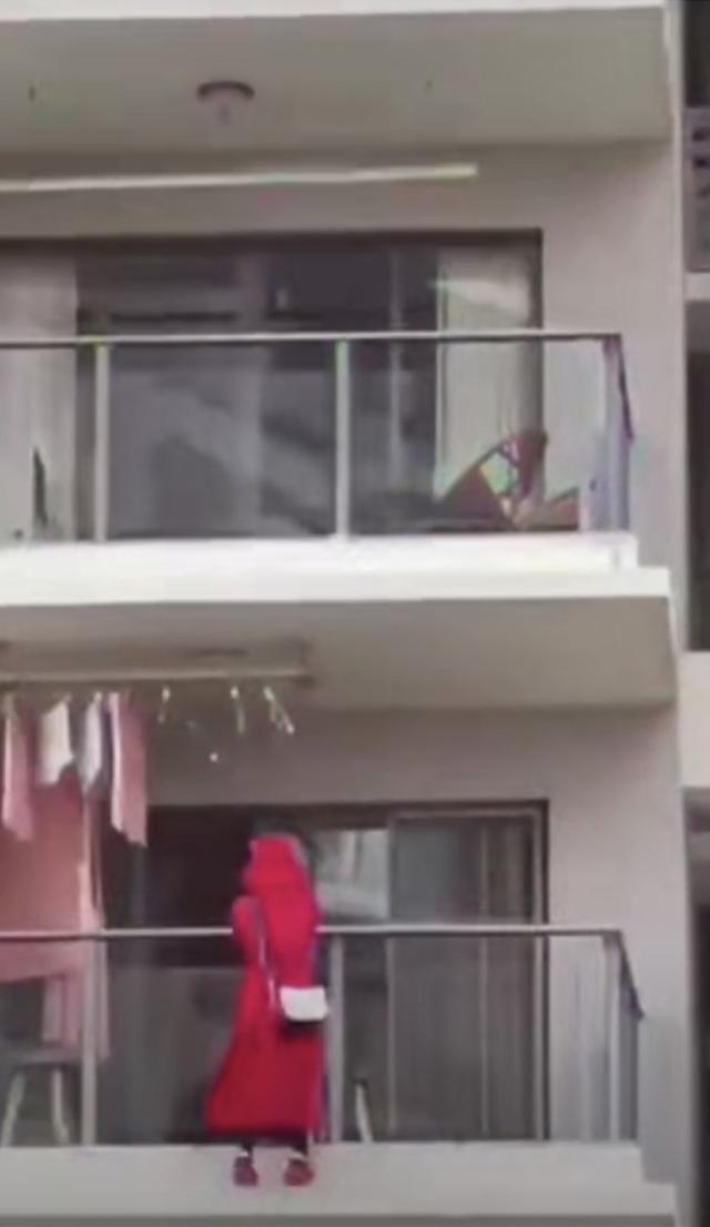 三亚一41岁红衣女子在阳台外跳舞时坠楼！警方称其留有遗书 全球新闻风头榜 第1张