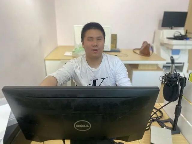 惊掉下巴！浙江盲人小伙随手一画，梦幻色彩迷倒无数妈妈粉：我要拿来做旗袍