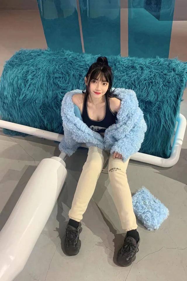 SNKR Girls送鞋丨翘臀还是长腿？球鞋女生们纷纷在夏天展示了自己的“隐藏级”