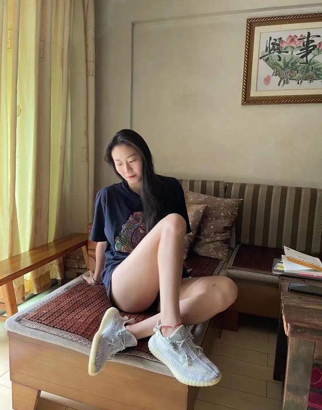 SNKR Girls送鞋丨翘臀还是长腿？球鞋女生们纷纷在夏天展示了自己的“隐藏级”