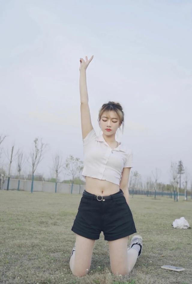 SNKR Girls送鞋丨翘臀还是长腿？球鞋女生们纷纷在夏天展示了自己的“隐藏级”