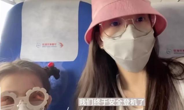 天王嫂攜女坐經濟艙，郭富城賺錢給誰用？網友：看看隔壁劉德華 娛樂八卦吃瓜 第4张