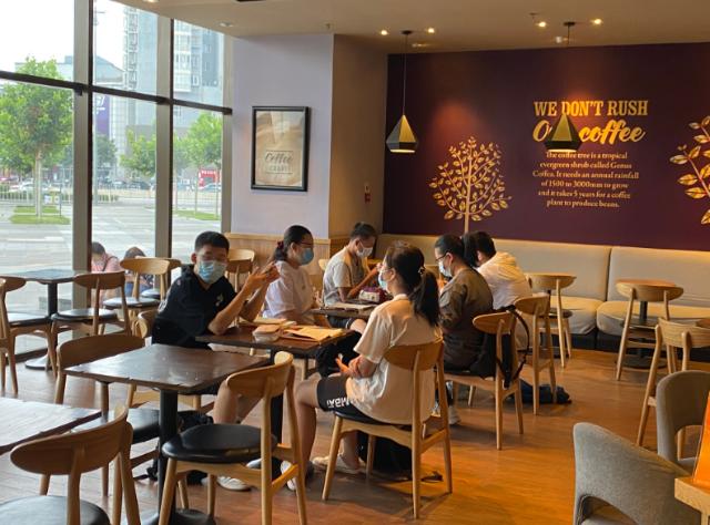 暑期补习班开进咖啡厅，微信群视频授课