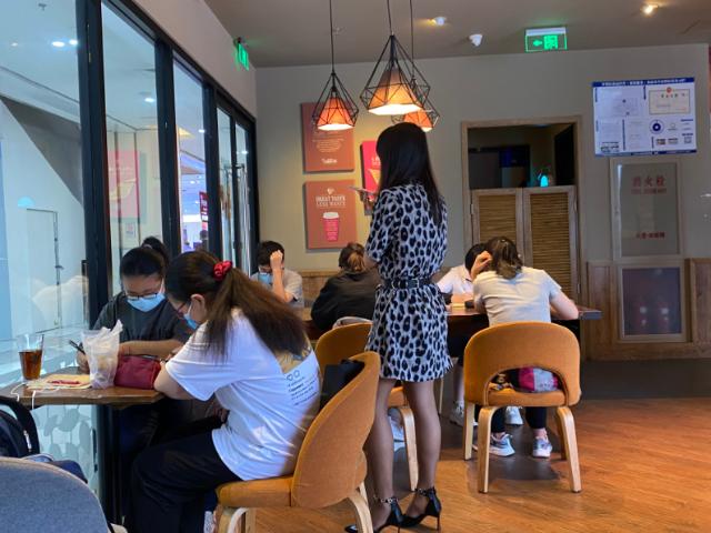 暑期补习班开进咖啡厅，微信群视频授课