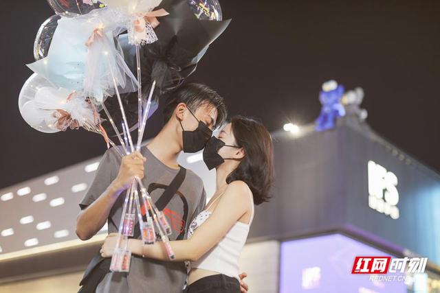 情人节送啥给女朋友图片故事｜七夕，良人相伴