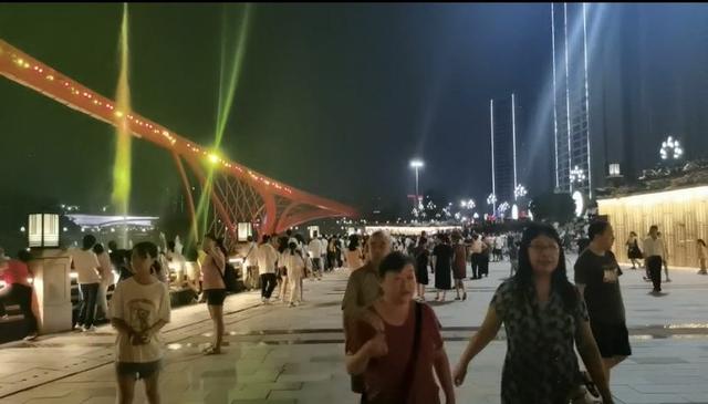 三色渐变·绿色丨谁说白天不懂夜的黑？宜宾沿江绿道长江公园“白加黑”一起“燃”