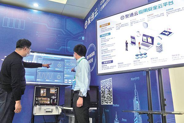 整治饭圈乱象、打击网络水军、治理算法滥用、关停违规账号如何营造清朗网络空间