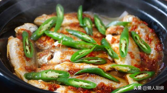 這魚我家隔天吃一次，鍋底放這些，不加水燉煮，魚肉鮮嫩 熱愛美食 第17张