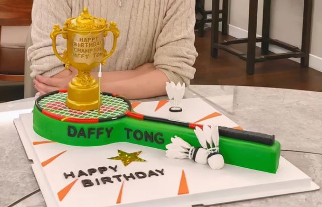 唐鹤德现状如何（62岁唐鹤德独自庆生显孤单）