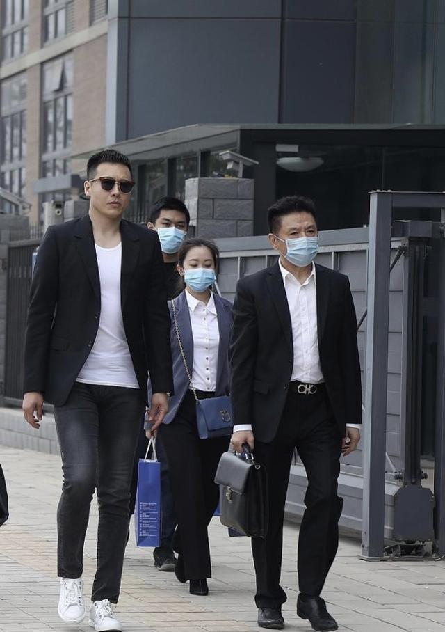 高雲翔出庭照曝光，穿西裝牛仔褲自信十足，不拍戲身材卻保持完美 娛樂八卦吃瓜 第2张