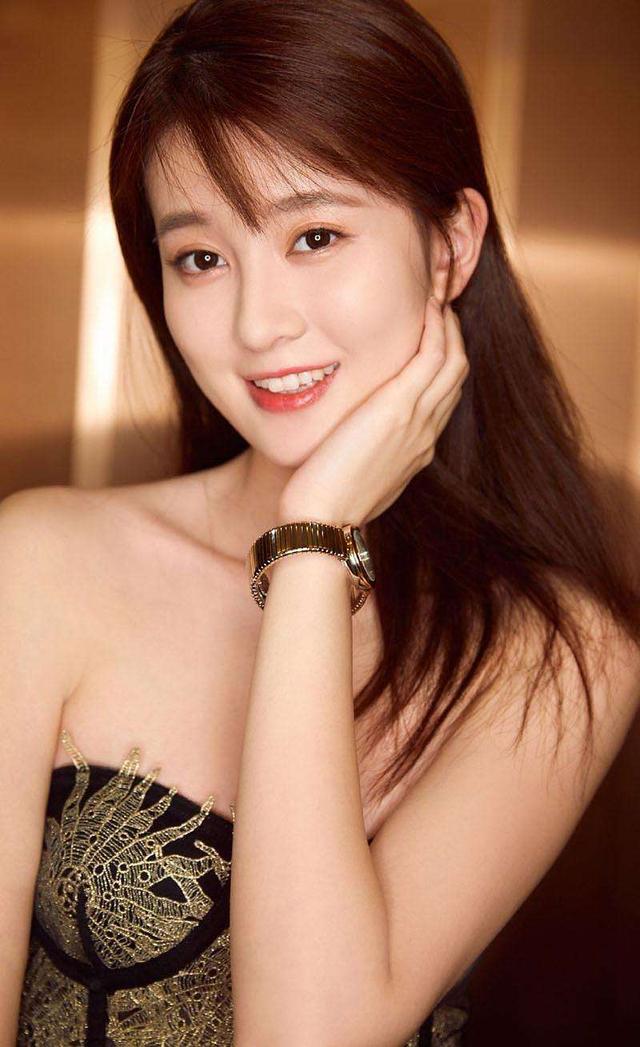 “小风暴”热播，圣诞节来临，乔欣佩戴的珠宝，可以送给女友 情人节送什么