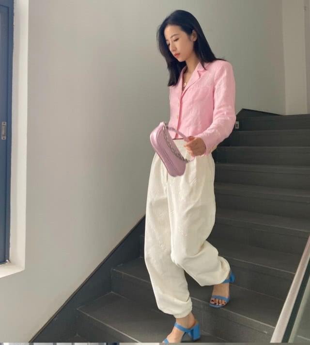 周雨彤私服穿搭太個性！帥氣甜美不同風格完美駕馭，有顏任真任性 娛樂八卦吃瓜 第9张