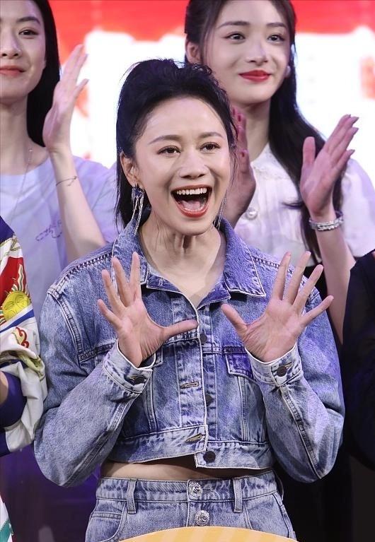 殷桃曾黎張歆藝同框出席活動，張歆藝剪短發二姐變二爺，殷桃胖了 娛樂八卦吃瓜 第9张